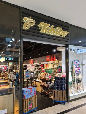 Kiel, Almanya - 30 Aralık 2023: Bir mağazanın girişinin üstündeki Tchibo logosu