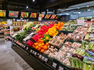 Kiel, Almanya - 30 Aralık 2023: Modern bir Alman süpermarketinde meyve ve sebze bölümü