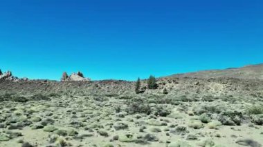 Volkanik manzaranın hareket halindeki arabasının ve Tenerife 'deki Theide Dağı' nın yan görüntüsü..