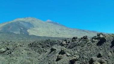 Volkanik manzaranın hareket halindeki arabasının ve Tenerife 'deki Theide Dağı' nın yan görüntüsü..