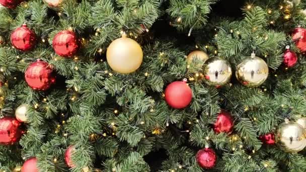 Nahaufnahme Eines Funkelnden Weihnachtsbaums Mit Vielen Bunten Kugeln Und Lichtern — Stockvideo