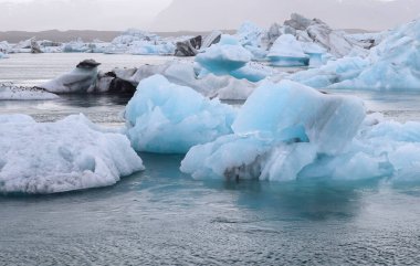 İzlanda, Jokulsarlon Gölü, İzlanda 'daki Buzul Gölünde yüzen Turkuaz buzdağları