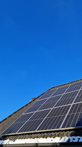 Pannelli Solari Che Producono Energia Pulita Tetto Una Casa Residenziale — Video Stock