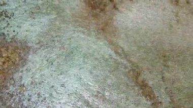 Hint Okyanusu 'nun dalgalarının altındaki mercan resifleriyle Maldivler' in cennet adalarının insansız hava aracı görüntüsü..