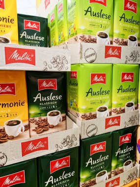 Kiel, Almanya - 02. Şubat 2024: Süpermarket rafında farklı Melitta marka kahve paketleri