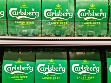Kiel, Almanya - 02. Şubat 2024: Süpermarket rafında Carlsberg birası paketleri