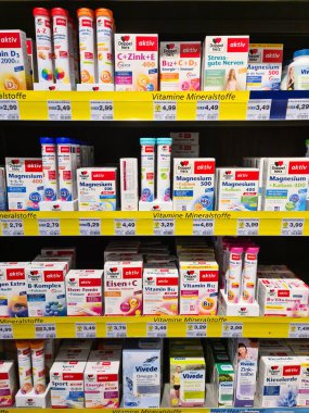 Kiel, Almanya - 02. Şubat 2024: Bir süpermarket rafında Doppelherz marka tıbbi hazırlıklar