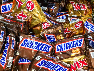 Kiel, Almanya - 02. Şubat 2024: Snickers poşetleri süpermarket rafında çikolata markası