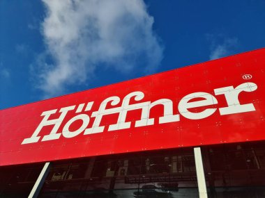 Kiel, Almanya - 02. Şubat 2024: Almanya 'daki Hoeffner marka mobilya mağazasının büyük bir şubesinin girişi