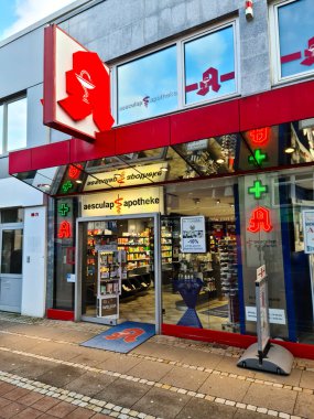 Kiel, Almanya - 02. Şubat 2024: Bir Alman alışveriş caddesinde bir Aesculap eczanesinin girişi