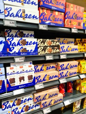 Kiel, Almanya - 02. Şubat 2024: Süpermarket rafında sayısız Bahlsen marka kurabiye paketleri