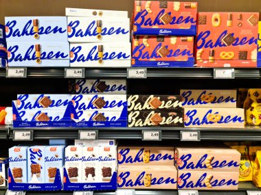 Kiel, Almanya - 02. Şubat 2024: Süpermarket rafında sayısız Bahlsen marka kurabiye paketleri