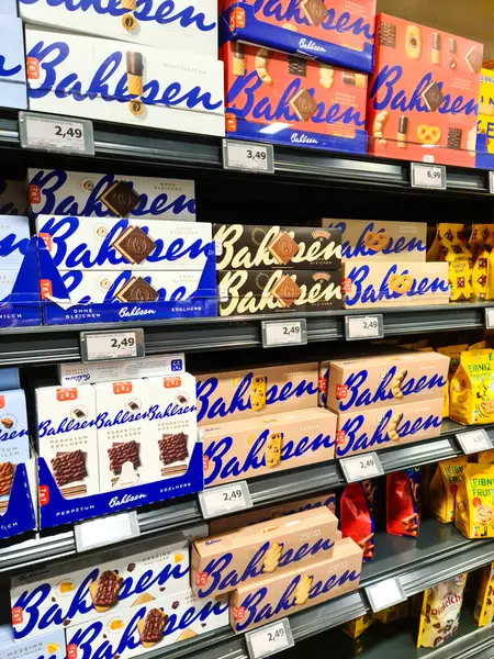 Kiel, Almanya - 02. Şubat 2024: Süpermarket rafında sayısız Bahlsen marka kurabiye paketleri