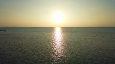 İnsansız hava aracı, Maldivler 'in okyanus suyunun üzerinde güzel bir gün batımına bakıyor..