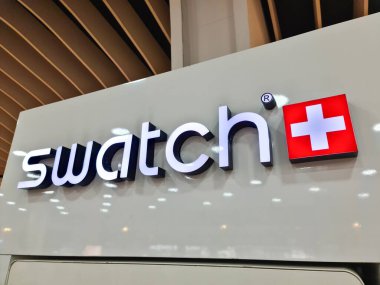Erkek, Maldivler - 02. Şubat 2024: Saat üreticisinin logosu Maldivler 'deki havaalanında Swatch