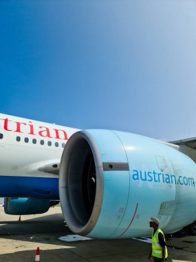 Erkek, Maldivler - 02. Şubat 2024: Maldivler 'deki Erkek Havalimanı' nın pistinde bir Maldivian Havayolları uçağı