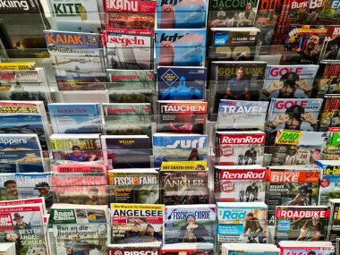 Hamburg, Almanya - 02. Şubat 2024: Hamburg Havalimanı 'ndaki bir kitapçıda su sporları konulu çok sayıda uzman dergi