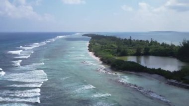 Hint Okyanusu 'ndaki Maldivler' in rüya kumsallarının birçok mercan resifiyle drone görüntüsü..