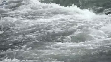 İzlanda 'daki ünlü Godafoss şelalesinde çok hızlı akan su..