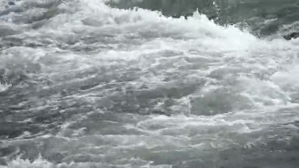 アイスランドの有名なゴダフスの滝で非常に速い流れる水 — ストック動画