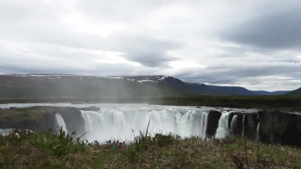Πολύ Γρήγορα Ρέοντα Νερά Στο Διάσημο Καταρράκτη Godafoss Στην Ισλανδία — Αρχείο Βίντεο