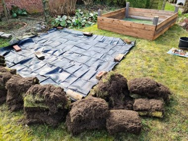 Şu anda toplanmakta olan bahçe için kaldırılmış bir yatak.