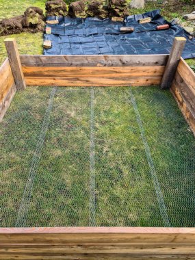 Şu anda toplanmakta olan bahçe için kaldırılmış bir yatak.