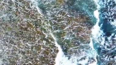 Mercan resiflerinin yukarısından insansız hava aracı görüntüsü ve Maldivler sahillerindeki dalgalar..