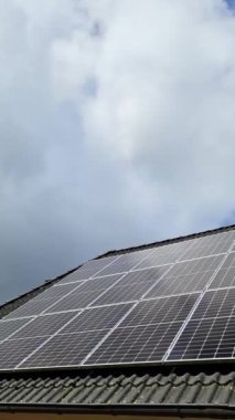 Güneş panelleri bir konutun çatısında temiz enerji üretiyor.