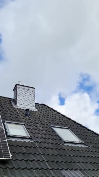 Sonnenkollektoren Die Saubere Energie Auf Dem Dach Eines Wohnhauses Erzeugen — Stockvideo