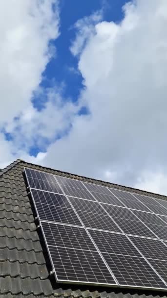Güneş Panelleri Bir Konutun Çatısında Temiz Enerji Üretiyor — Stok video
