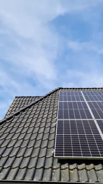 Paneles Solares Que Producen Energía Limpia Techo Una Casa Residencial — Vídeos de Stock
