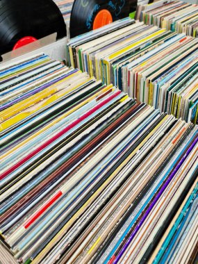 Kiel, Almanya - 01. Nisan 2024: İkinci el mal satan bir mağazanın önünde sayısız plak kaydı