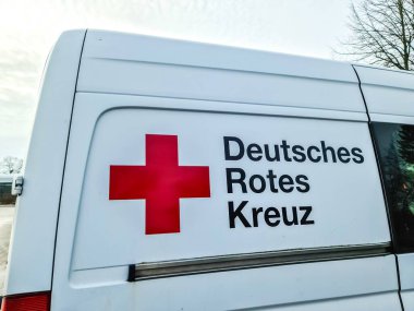 Kiel, Almanya - 01. Nisan 2024: Alman Kızılhaç yardım örgütünün minibüs üzerindeki yazıları
