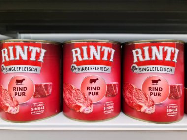 Kiel, Almanya - 01. Nisan 2024: Süpermarket rafında konserve Rinti marka et köpek maması