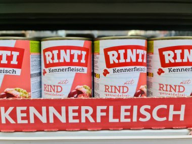 Kiel, Almanya - 01. Nisan 2024: Süpermarket rafında konserve Rinti marka et köpek maması