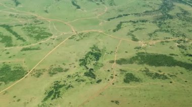 Masai Mara Parkı 'nın savanasının üzerindeki küçük bir uçaktan görüntü..