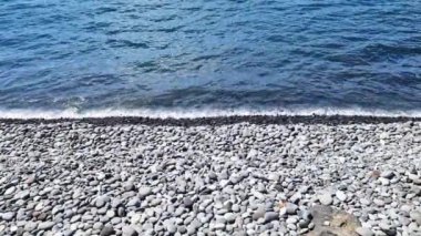 Tenerife 'de mavi okyanusun dalgalarıyla güzel kayalık bir sahil..