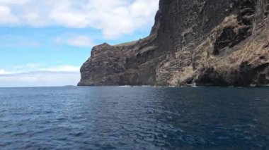 Tenerife 'deki okyanustan Les Gigantes' in etkileyici kaya oluşumlarına bakın. .