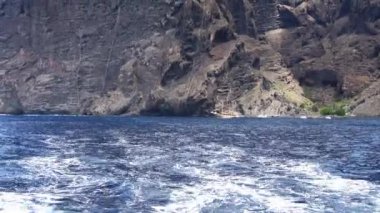 Tenerife 'deki okyanustan Les Gigantes' in etkileyici kaya oluşumlarına bakın. .