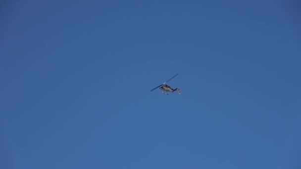 Ein Hubschrauber Für Touristentouren Fliegt Durch Den Blauen Himmel Teneriffas — Stockvideo