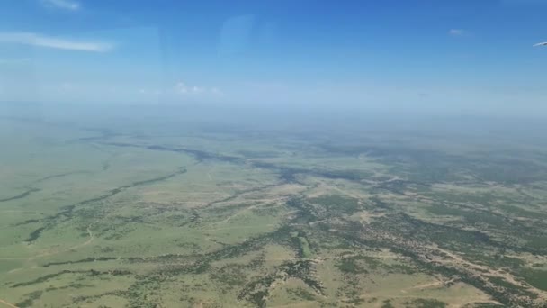マサイマラパークのサバンナの上の小さな飛行機からの眺め — ストック動画