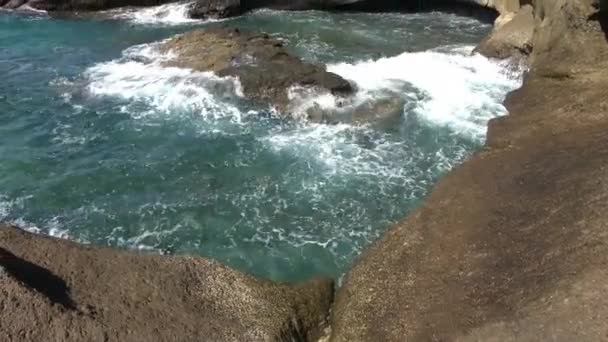 美丽的岩石海滩在特内里费与蓝色的大海波涛 — 图库视频影像