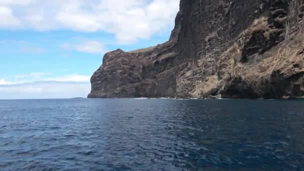 Bekijk Indrukwekkende Rotsformaties Van Les Gigantes Vanaf Oceaan Tenerife — Stockvideo