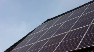 Güneş panelleri bir konutun çatısında temiz enerji üretiyor.