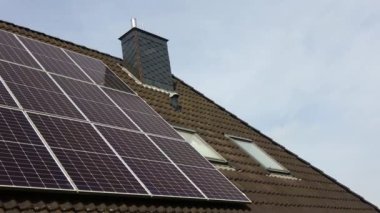 Güneş panelleri bir konutun çatısında temiz enerji üretiyor.