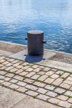 Limandaki gemi trafiğinin farklı kalınlıkları ve teknik kurulumları .