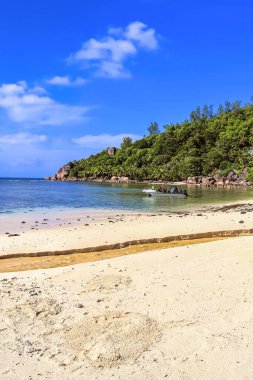 Cennet adalarında çekilen çarpıcı yüksek çözünürlüklü plaj manzarası Seyşeller.