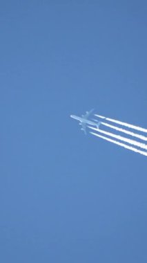 Jet uçakları gökyüzünde yükseklerde uçuyor açık mavi gökyüzünde kontrastlar bırakıyor