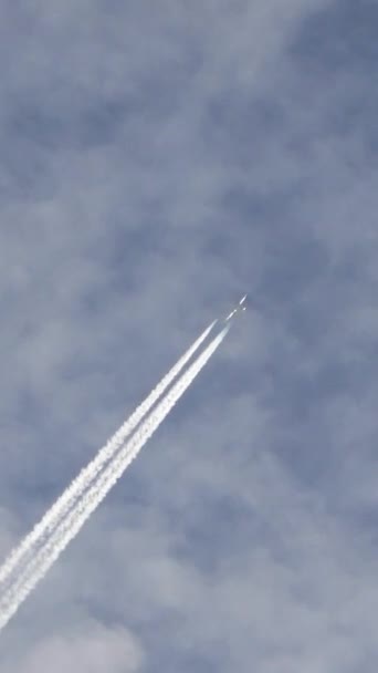 Avión Reacción Volando Alto Cielo Dejando Rastros Cielo Azul Claro — Vídeo de stock